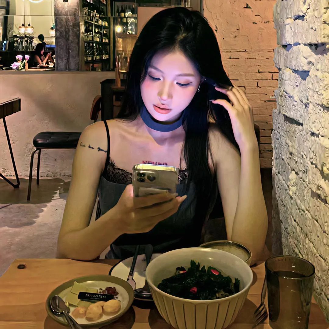 流量小生被曝片场闹不和，深夜发布会现场画面流出